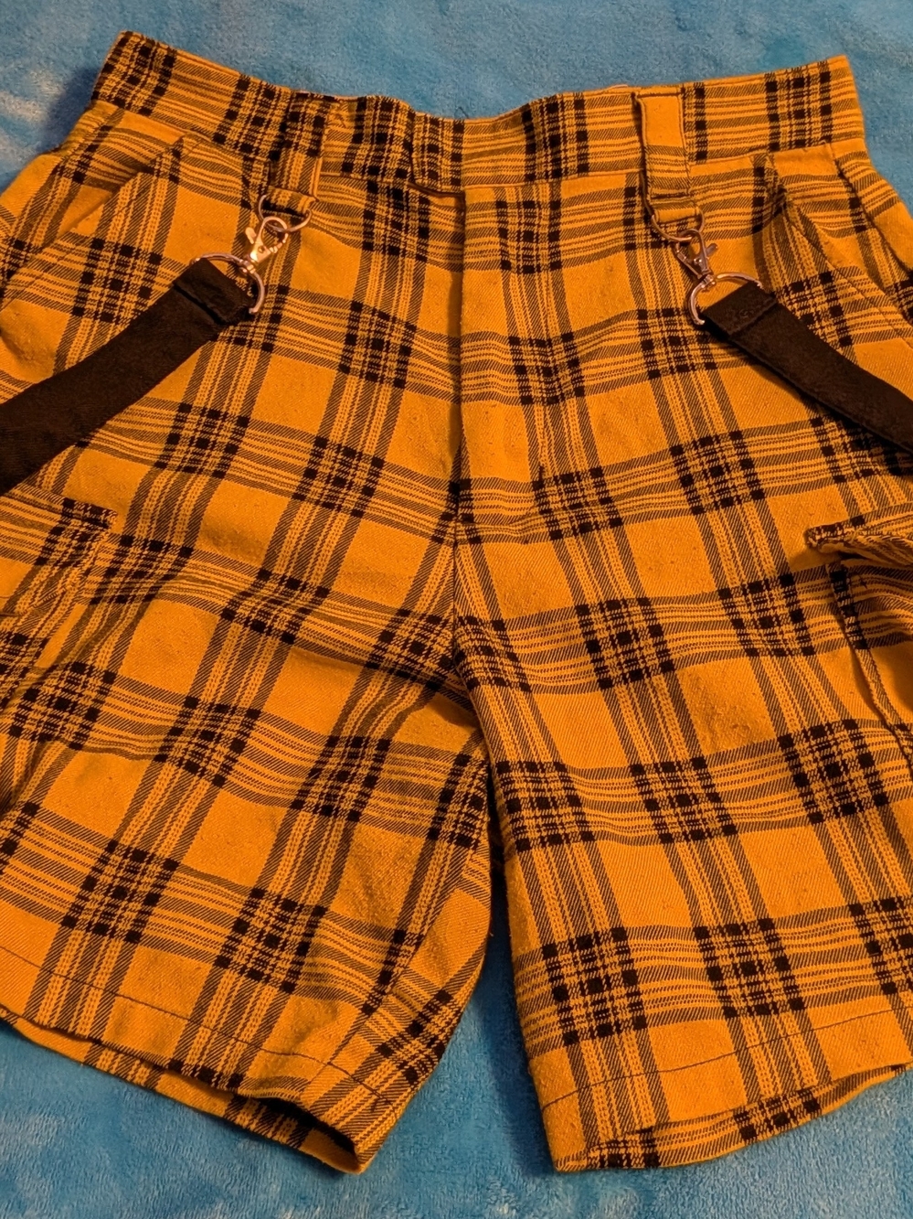 💛🖤 Yellow Plaid Cargo Shorts With Strap Details 🖤💛